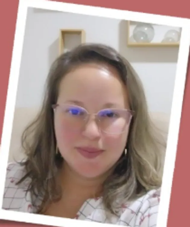 Retrato descontraído de Karina Coutinho em casa